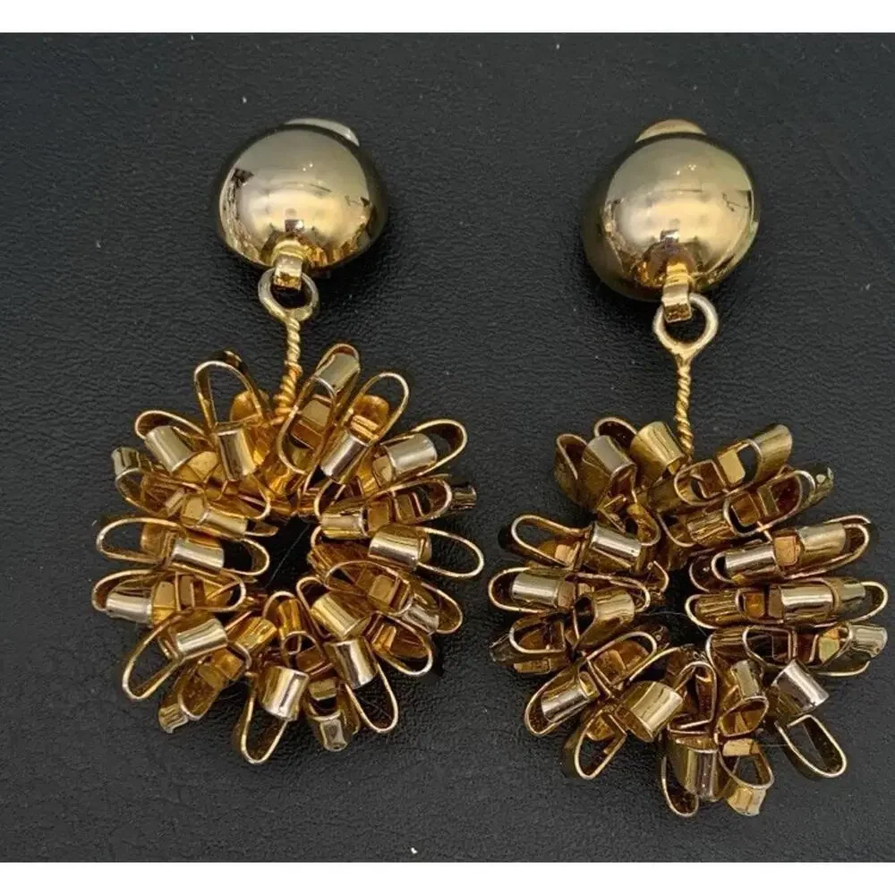 Vintage Gold Tone Chunky Ribbon Wreath Clip On Earrings (READ) - Picture 2 of 4